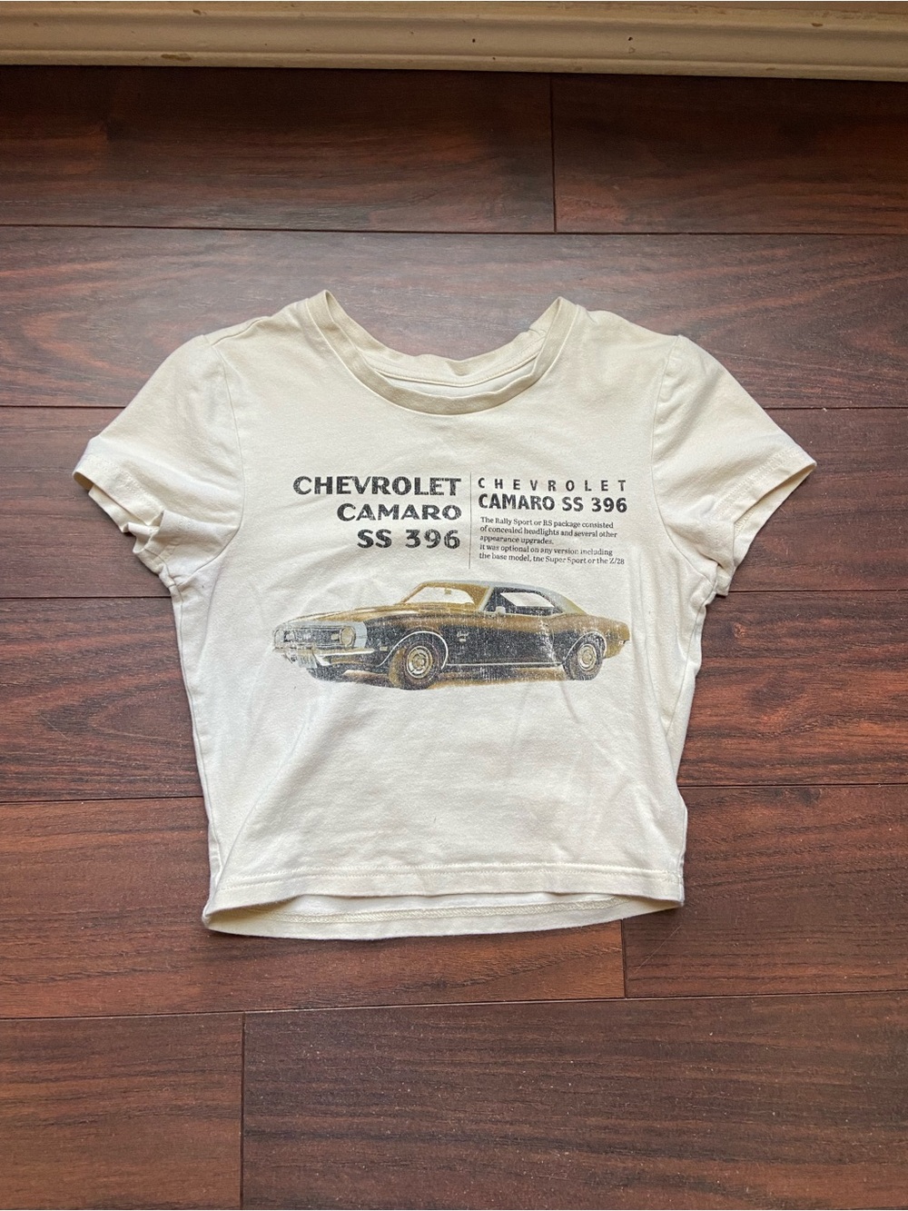 GRAPHIC CROPPED TEE CHEVROLET TAN CREAM S-M